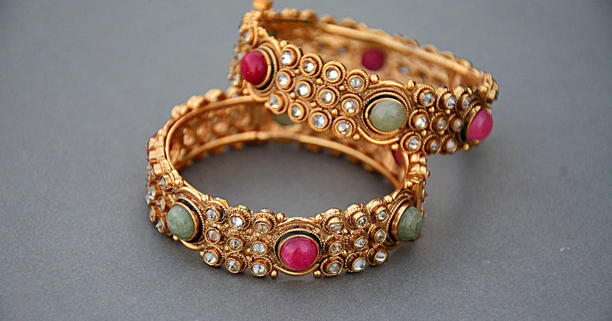 Alten Schmuck wie Ringe, Ketten und Armbänder vor dem Verkauf sortiert auf einem Tisch