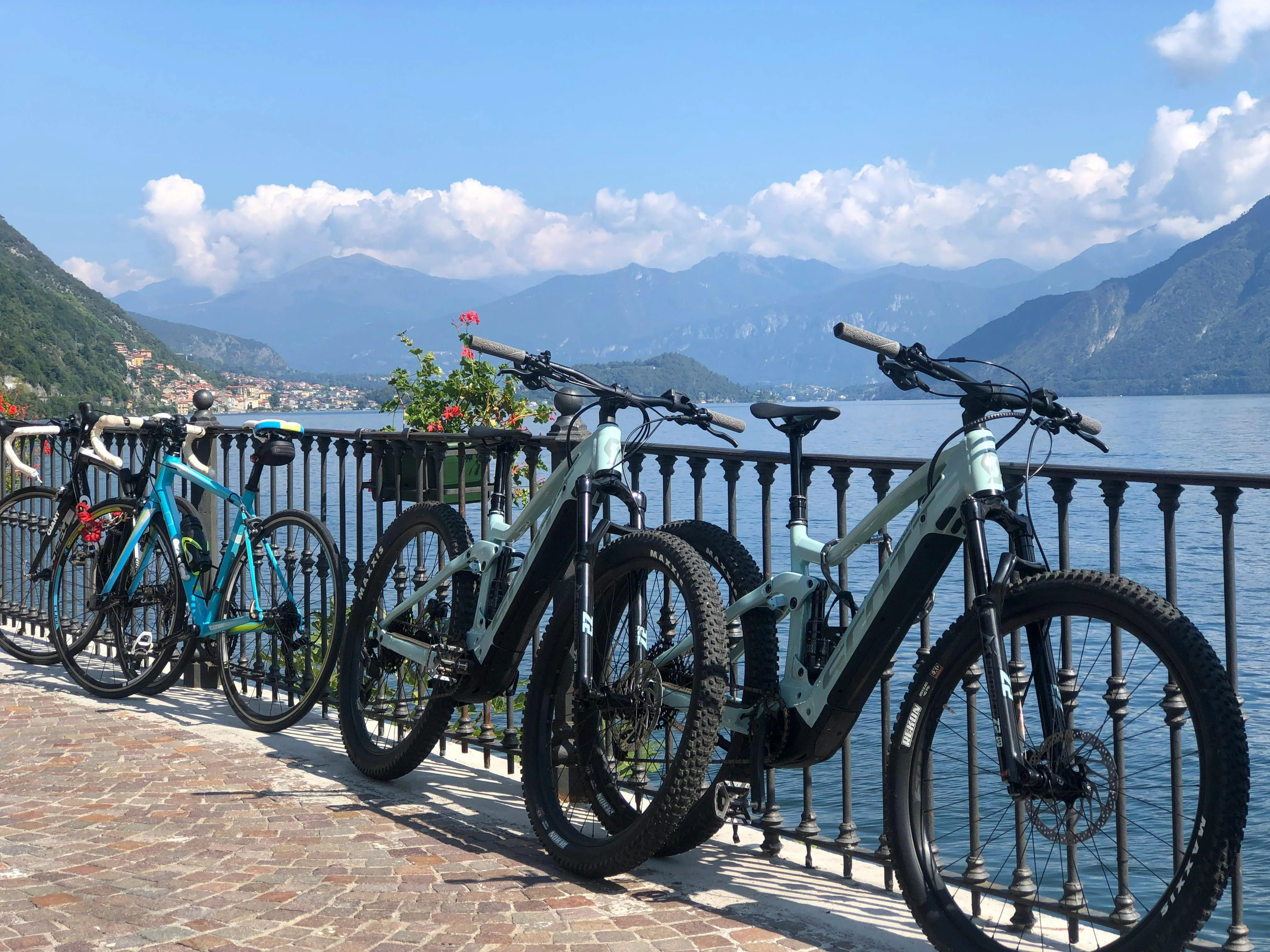 Illustration eines gepflegten E-Bikes mit Preisschild und Verkaufsunterlagen