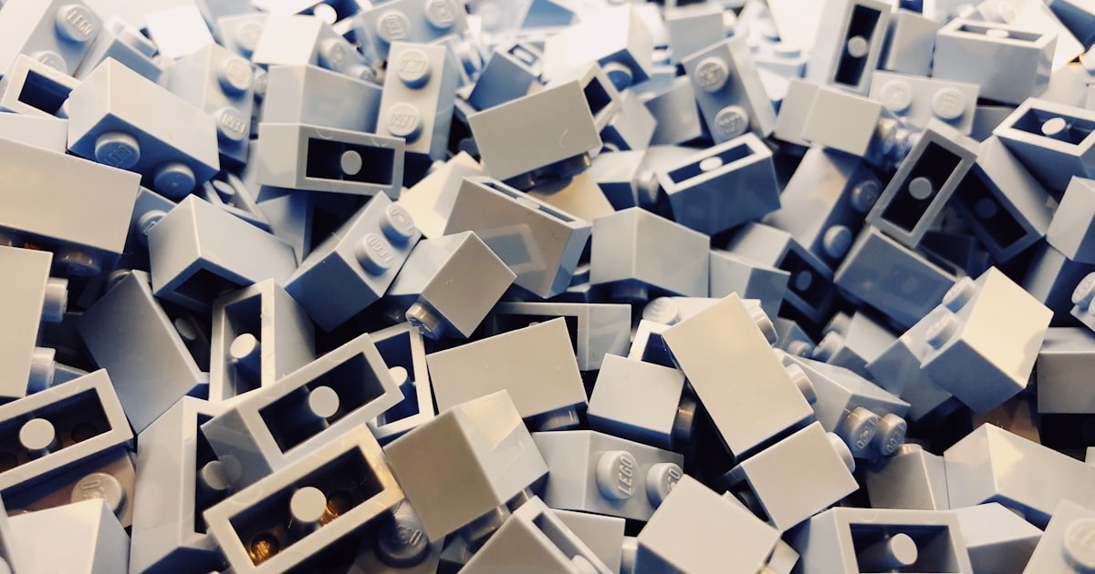 Sortierte LEGO-Sets, Minifiguren und Boxen für Preisprüfung und Verkauf