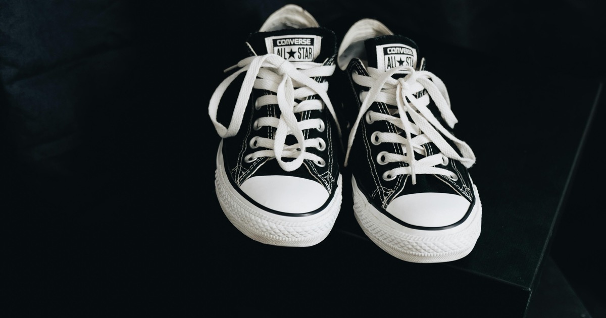 Illustration eines Sneaker-Paars mit Karton, Kamera und Preisschild für den Weiterverkauf