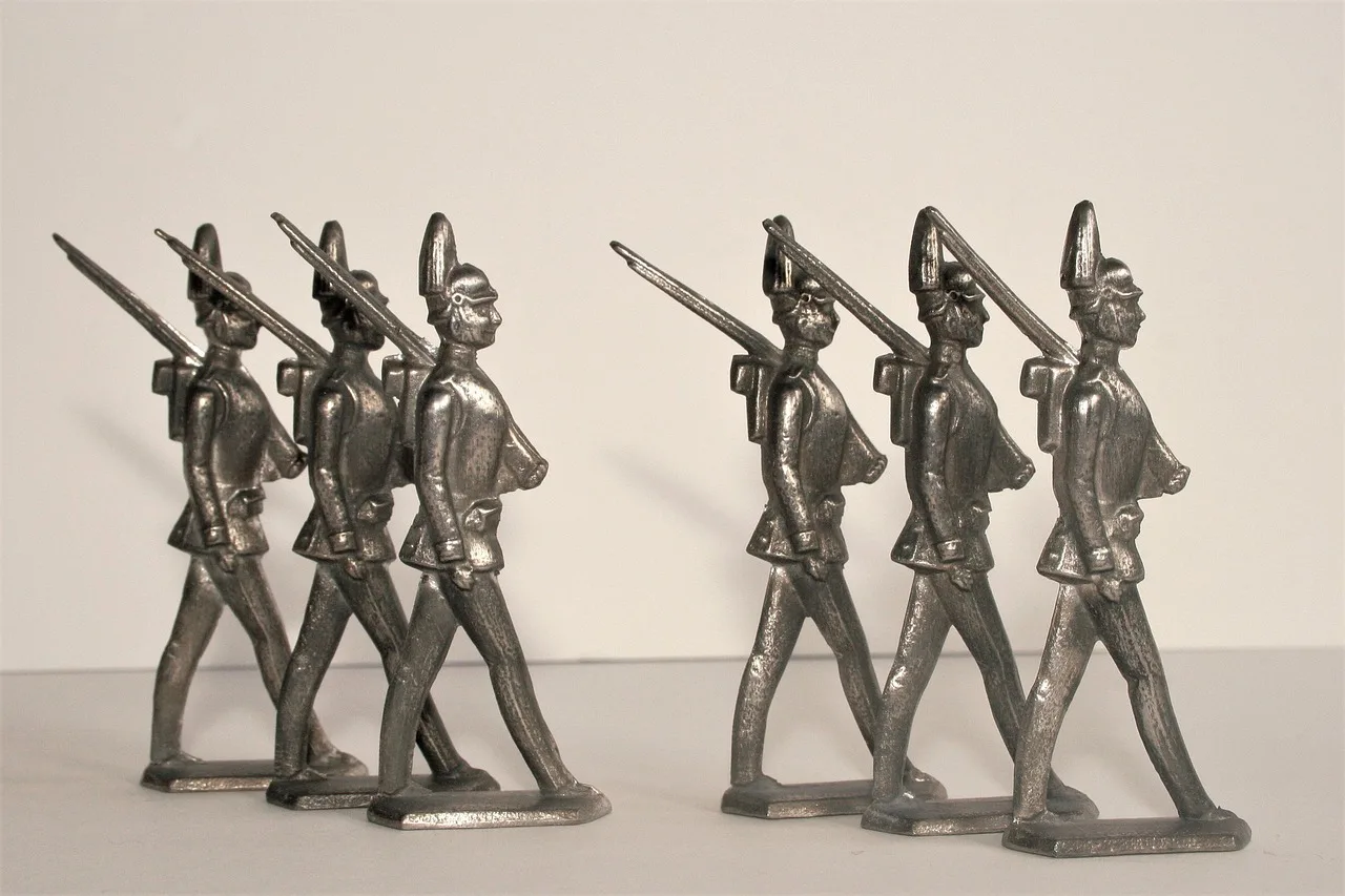 Sammlung verschiedener Zinnfiguren aus verschiedenen Epochen auf einem Holztisch